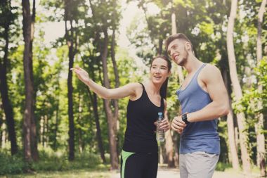 Parkta molası çift gülümseyen