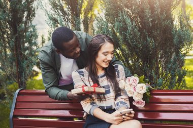 Çiçekler ve onun kız arkadaşı için hediye veren adam