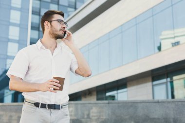 telefonda konuşurken kendinden emin iş adamı
