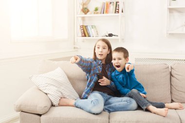 Korkmuş çocuklar evde TV izlerken