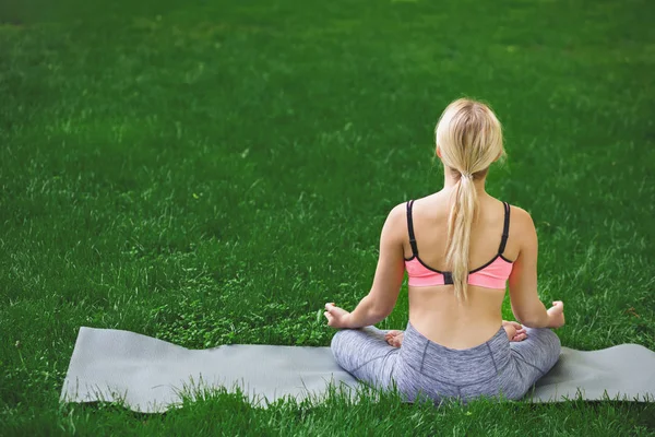 Junge Frau im Freien, entspannte Meditationspose — Stockfoto