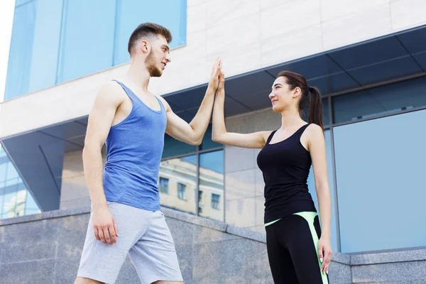 Sportliches Paar gibt einander hohe fünf — Stockfoto