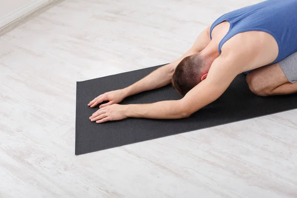 Mujer entrenando yoga pose, espacio para copiar — Foto de Stock