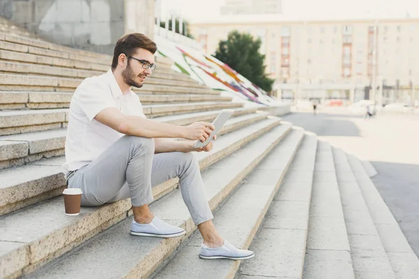 Hombre de negocios pensativo trabajando con la tableta al aire libre — Foto de Stock