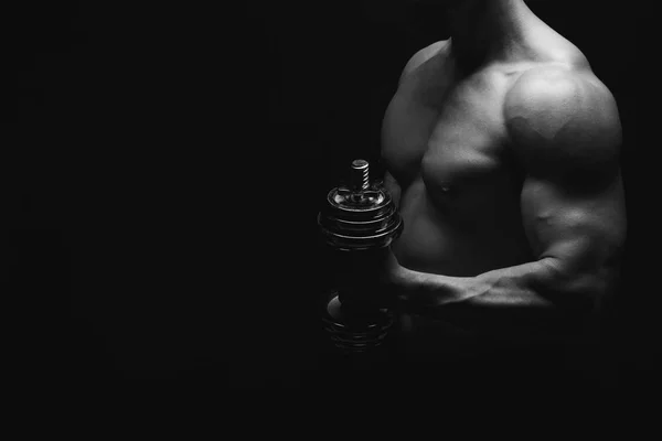 Forte uomo atletico con manubri mostra corpo muscolare nudo — Foto Stock