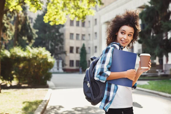 Menina estudante com mochila e cadernos de trabalho no prédio da universidade fundo — Fotografia de Stock