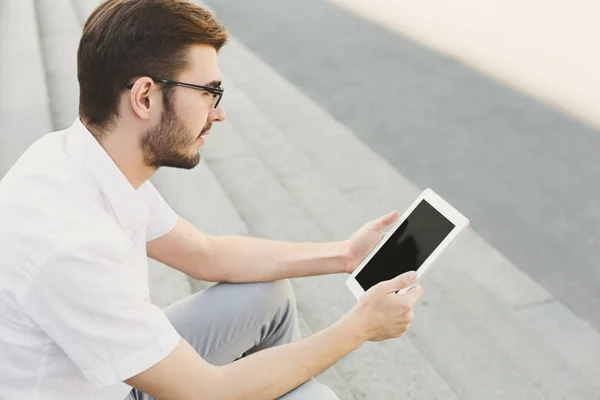 Hombre de negocios pensativo trabajando con la tableta al aire libre — Foto de Stock