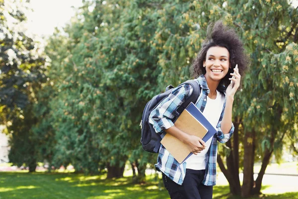 学生女孩在移动的谈话, 拿着笔记本 — 图库照片