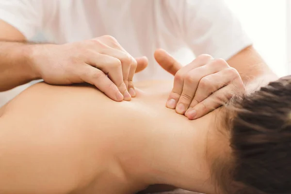 Mujer recibiendo masaje clásico de espalda y cuello —  Fotos de Stock