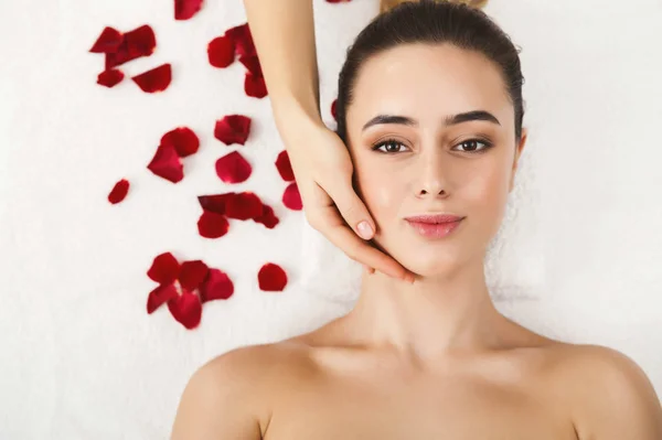 Mulher recebendo massagem facial profissional no salão de beleza — Fotografia de Stock
