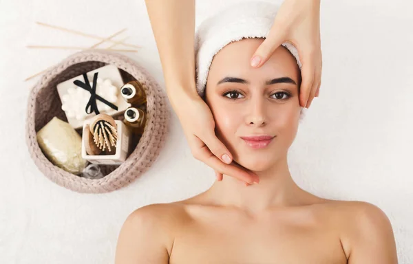 Mujer recibiendo masaje facial profesional en salón de belleza —  Fotos de Stock