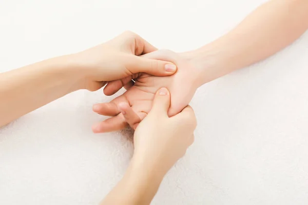Primo piano massaggio mano, digitopressione — Foto Stock