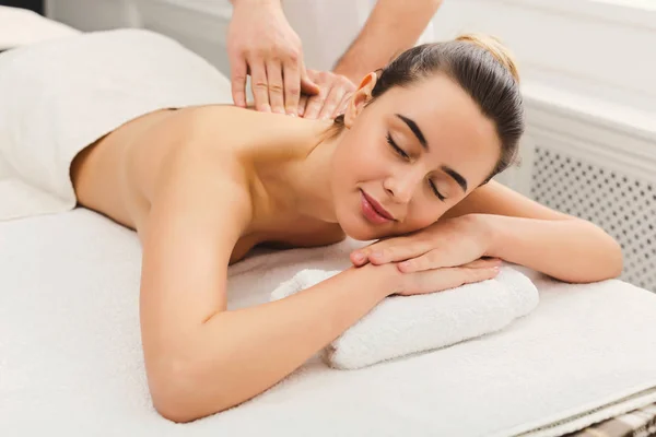 Kvinna får klassisk rygg och nacke massage — Stockfoto