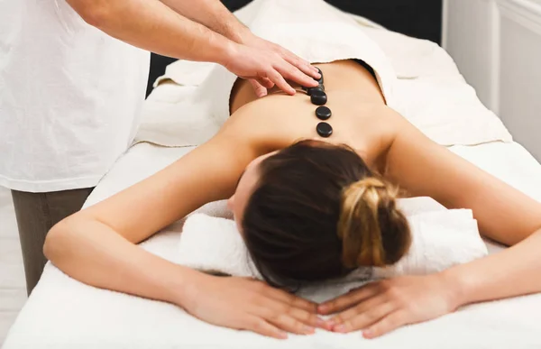 Vrouw getting hot stones massage in de spa salon — Stockfoto