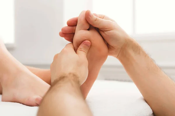 Massagem nos pés close up, acupressão — Fotografia de Stock