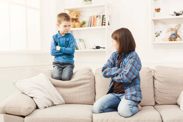 Klein meisje en haar broer beledigd thuis — Stockfoto