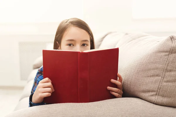Confortable maison. Jeune fille réfléchie avec livre — Photo