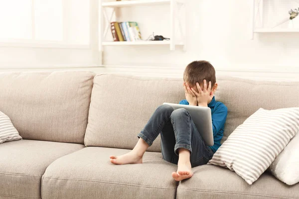 Dijital tablet vasıl ev ile ağlayan çocuk — Stok fotoğraf