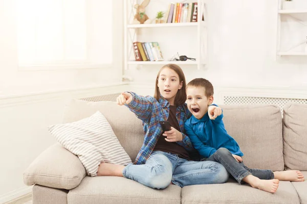 Frightened children watching TV at home — Stock Photo, Image