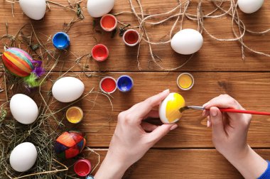 Resim renkli Paskalya yumurtaları, ahşap üzerine Üstten Görünüm