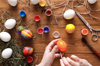 Resim renkli Paskalya yumurtaları, ahşap üzerine Üstten Görünüm