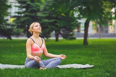 Genç kadın açık havada, sakin ol meditasyon poz