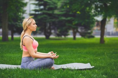 Genç kadın açık havada, sakin ol meditasyon poz
