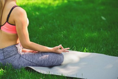 Genç kadın açık havada, sakin ol meditasyon poz