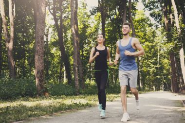 Genç çift yeşil park, kopya alanı koşu
