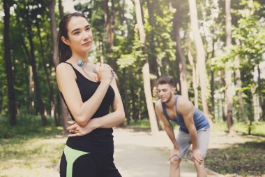 İki koşucu sonu, içme suyu geçiriyor