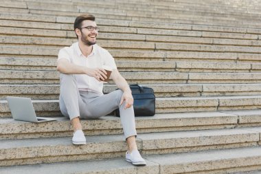 Açık havada kahve beraber olan genç işadamı