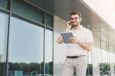 Genç işadamı açık havada belgelerle çalışma