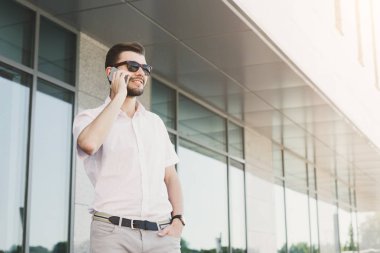 telefonda konuşurken kendinden emin iş adamı