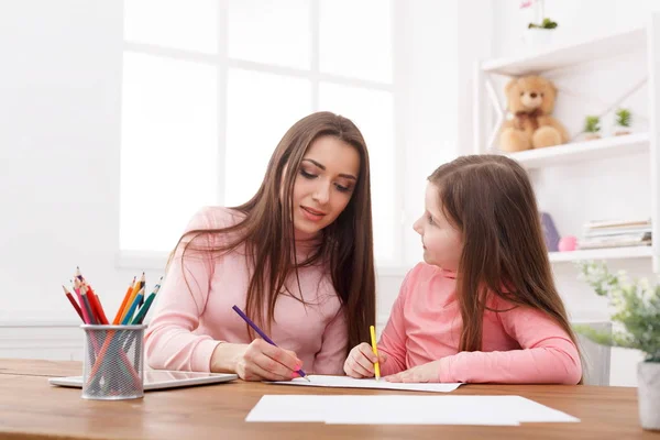 Mutter zeichnet mit ihrer Tochter — Stockfoto