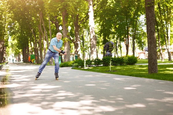Старший чоловік катається на ковзанах на відкритому повітрі — стокове фото