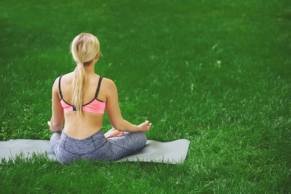Mujer joven al aire libre, relajar la meditación pose — Foto de Stock