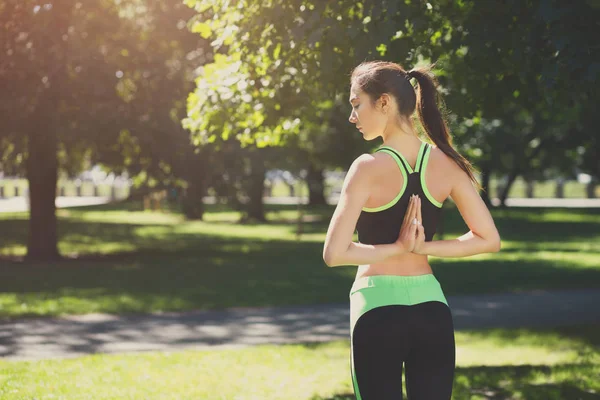 Mujer joven al aire libre, Posa de oración inversa — Foto de Stock