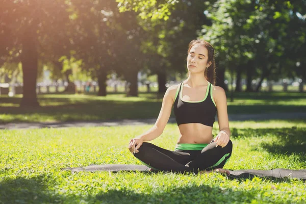 Jonge vrouw buitenshuis, ontspannen meditatie pose — Stockfoto