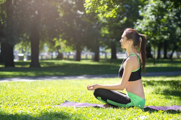 Mujer joven al aire libre, relajar la meditación pose — Foto de Stock