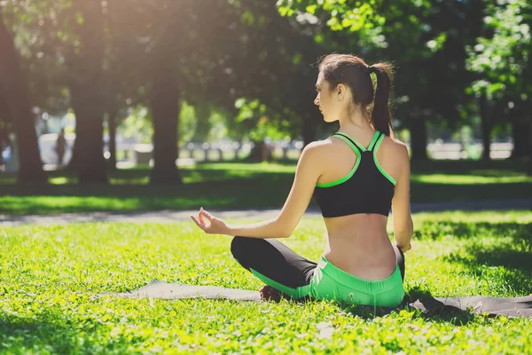 Mujer joven al aire libre, relajar la meditación pose — Foto de Stock