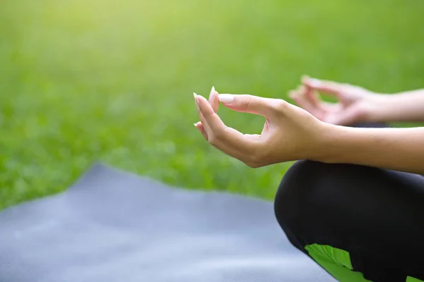 Primer plano de la mano de mujer yoga en pose de loto — Foto de Stock