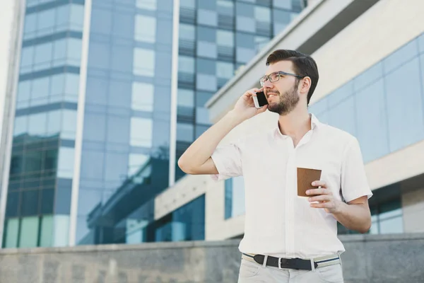 Confident businessman talking on phone — Stock Photo, Image