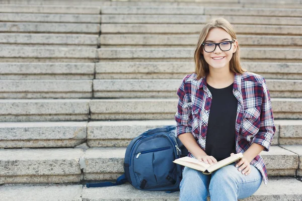 젊은 여자 대학 계단에서 책을 읽고 — 스톡 사진
