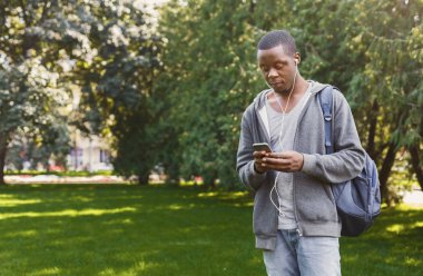 Afrikalı-Amerikalı öğrenci Park açık havada müzik dinlemek