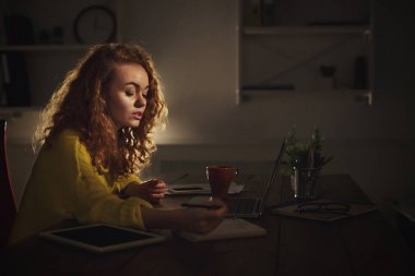 Akşamları evde notlar yapma kadın konsantre