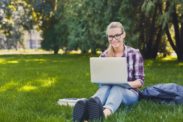 快乐的年轻妇女使用手提电脑在公园 — 图库照片