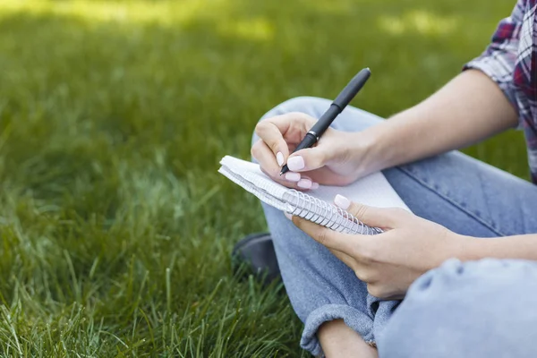 Manos femeninas con cuaderno, sobre tiro al hombro — Foto de Stock