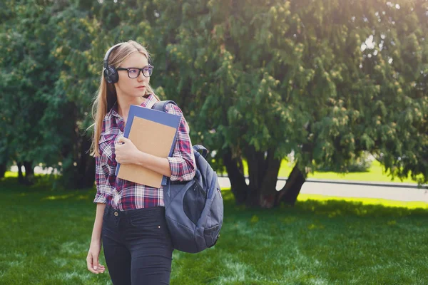 Student tjej med böcker i park utomhus — Stockfoto