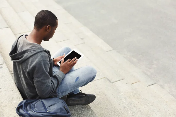 Student afro-american care utilizează tabletă digitală în aer liber — Fotografie, imagine de stoc