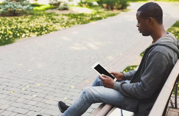 Studente afro-americano nel parco con tablet all'aperto — Foto Stock